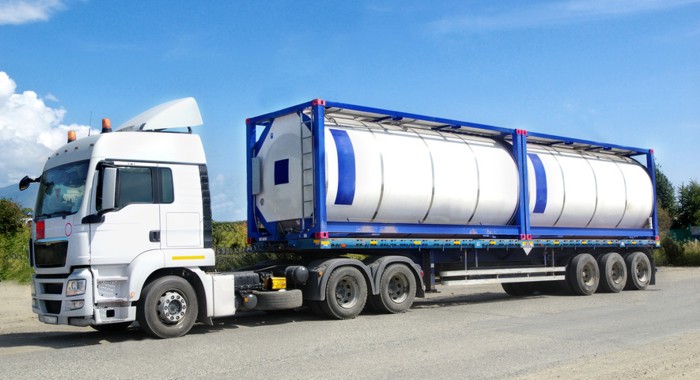Tanküberwachung für Tankfahrzeuge bei Warenlieferungen, Fracht, Ladung und Gütern während des Transport